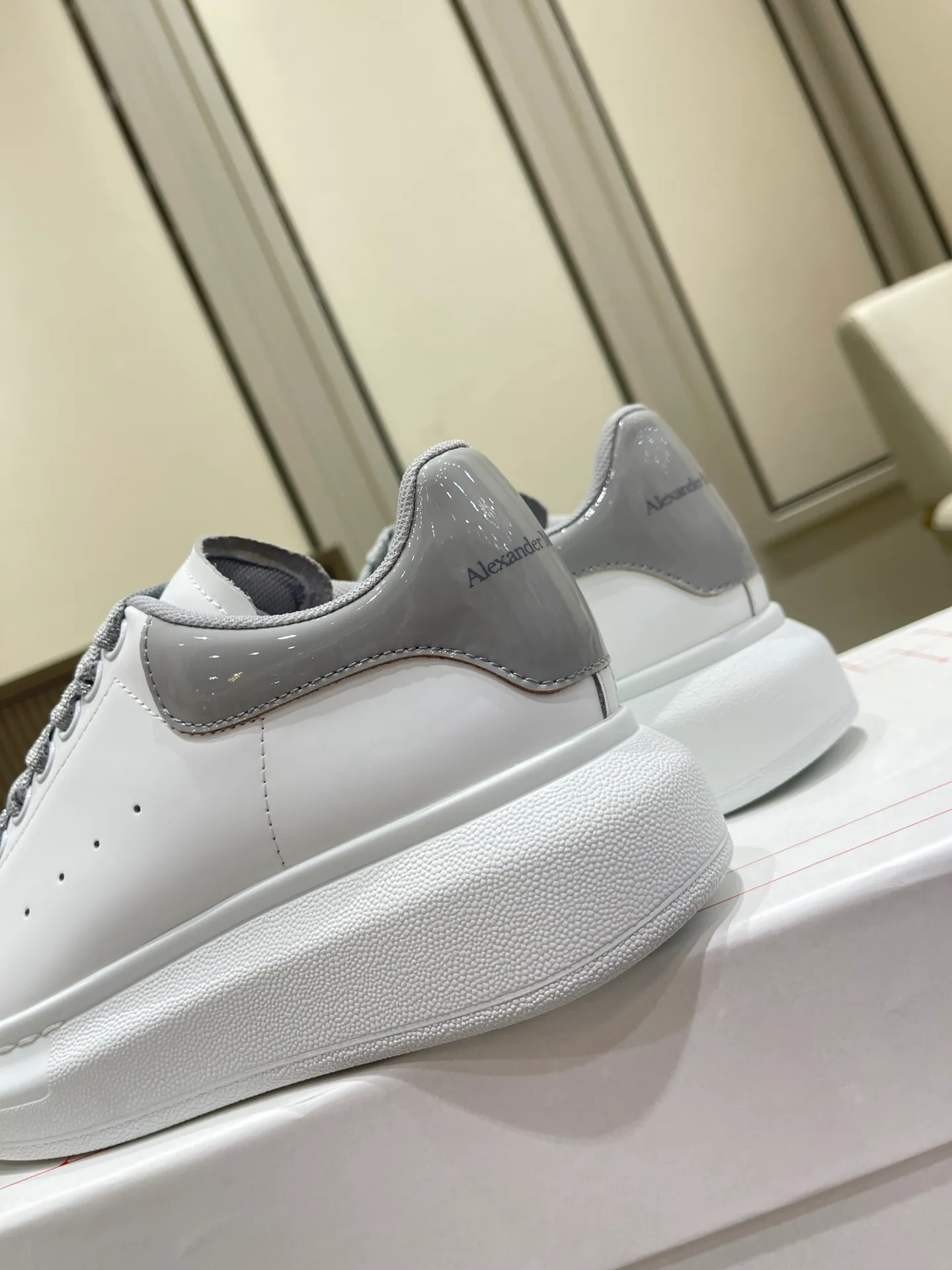 👟👟Ex-factory price 480👟👟 𝘼𝙡𝙚𝙭𝙖𝙣𝙙𝙚𝙧 𝙈𝙘𝙌𝙪𝙚𝙚𝙣 (High-end quality colors will be added one after another) ) 💛💚McQueen couple thick-soled series of white shoes 🔸Upper: top-layer waxed silk cowhide (EU 3A standard) 🔸Inner: water-dyed sheepskin 🔸Outsole: T👟👟Ex-factory price U vacuum original matte bottom Absolutely high version High cost performance Welcome to compare ✔ ❥Female size 35---40 ❥Male size 39---44 "Special size 34.45 can be customized without refund or exchange"